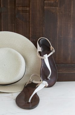 Kadınlar için çeşitli giysi ve aksesuar seti