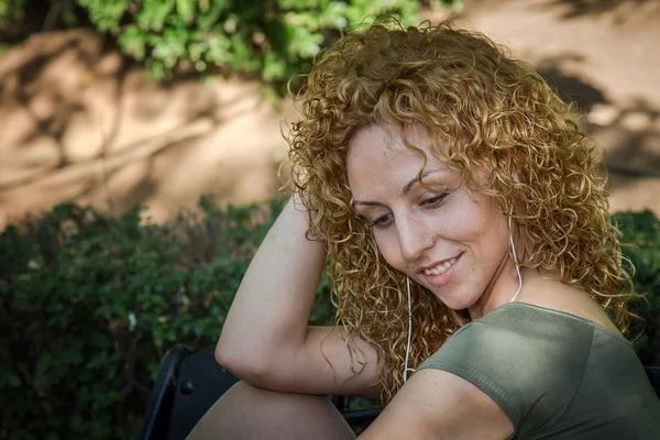 Atractiva chica rubia escuchando música —  Fotos de Stock