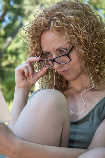 Menina loira atraente ouvindo música — Fotografia de Stock