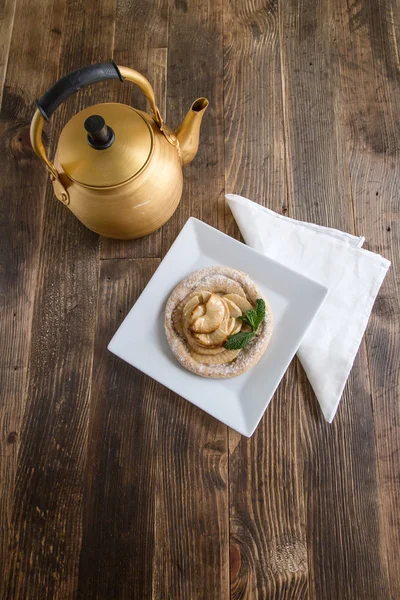 Tarta de manzana con menta y té — Foto de Stock