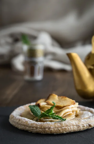 Tarta de manzana con menta y té — Foto de Stock