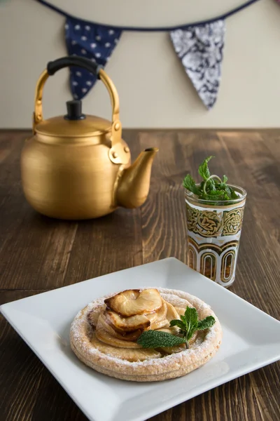 Apple cake with mint with tea — Stock Photo, Image