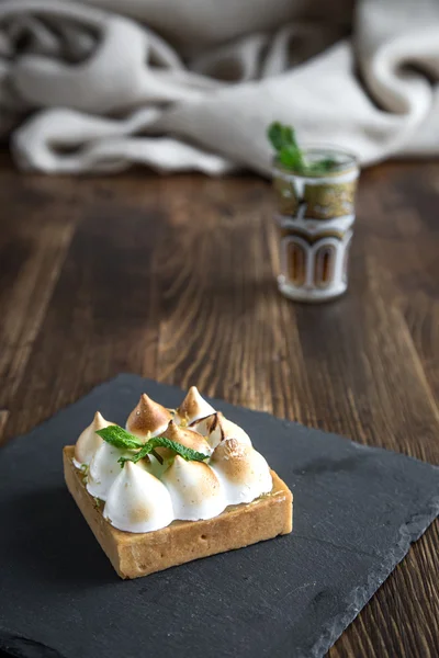 Torta con panna e menta — Foto Stock