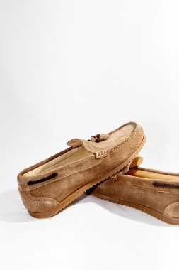 Çeşitli giysi ve aksesuarları kümesi üzerinde beyaz izole erkekler için