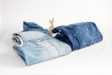 Çeşitli giysi ve aksesuarları kümesi üzerinde WHI izole kadın için