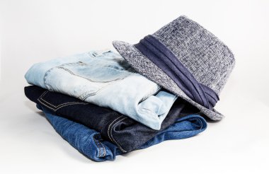 Çeşitli giysi ve aksesuarları kümesi üzerinde beyaz izole erkekler için