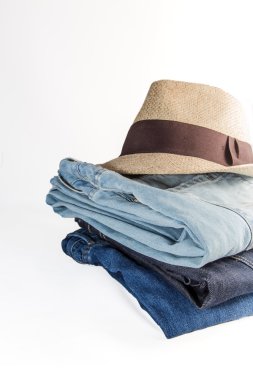 Çeşitli giysi ve aksesuarları kümesi üzerinde beyaz izole erkekler için