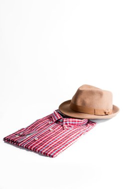 Çeşitli giysi ve aksesuarları kümesi üzerinde beyaz izole erkekler için