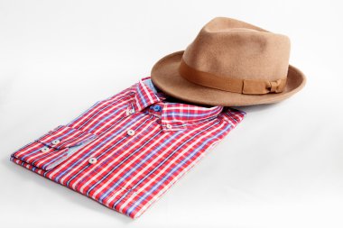 Çeşitli giysi ve aksesuarları kümesi üzerinde beyaz izole erkekler için