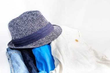 Çeşitli giysi ve aksesuarları kümesi üzerinde WHI izole kadın için