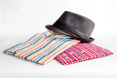 Çeşitli giysi ve aksesuarları kümesi üzerinde beyaz izole erkekler için