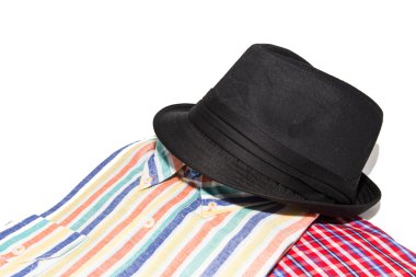 Çeşitli giysi ve aksesuarları kümesi üzerinde beyaz izole erkekler için