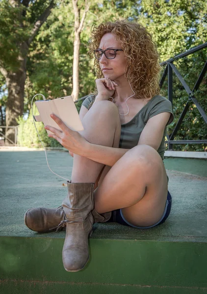 Aantrekkelijke blonde meisje muziek beluisteren — Stockfoto