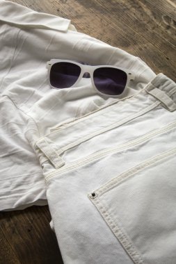 Kadınlar için çeşitli giysi ve aksesuar seti