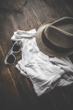 Kadınlar için çeşitli giysi ve aksesuar seti