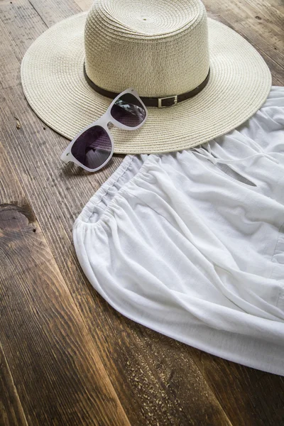 Conjunto de várias roupas e acessórios para mulheres — Fotografia de Stock