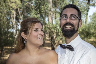 Düğün günü deniz ve ormanın içinde