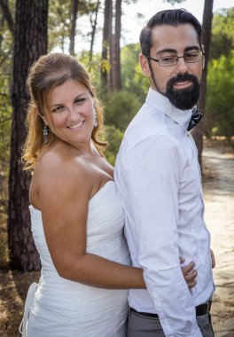 Düğün günü deniz ve ormanın içinde