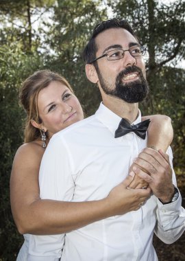 Düğün günü deniz ve ormanın içinde