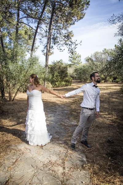 Bruiloft dag op zee en in het bos — Stockfoto