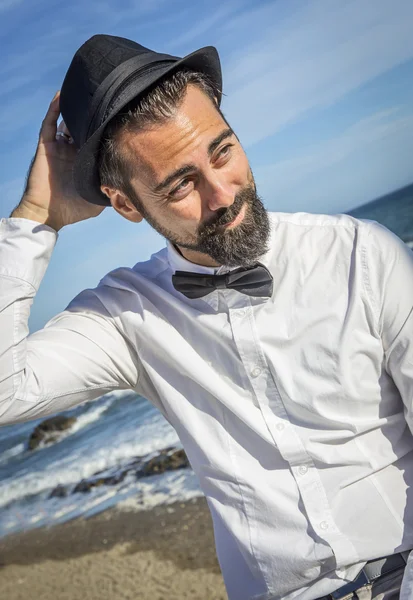 Hipster człowiek z brodą i kapelusz na plaży — Zdjęcie stockowe