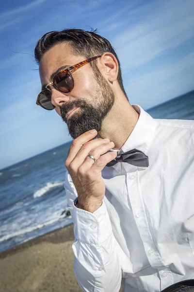 Hipster man with beard and hat on the beach — Stock Photo, Image