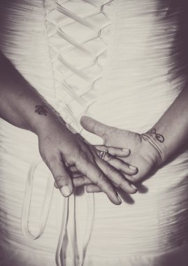 Düğün günü deniz ve ormanın içinde