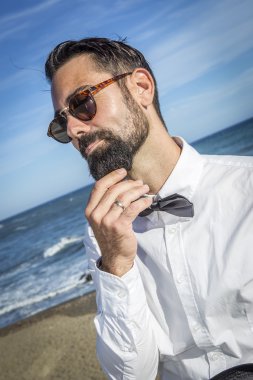 Hipster adam sakal ve şapka sahilde