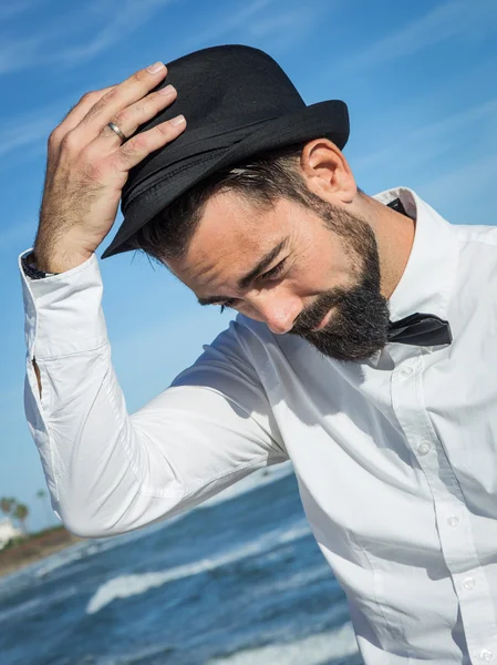 Hipster człowiek z brodą i kapelusz na plaży — Zdjęcie stockowe