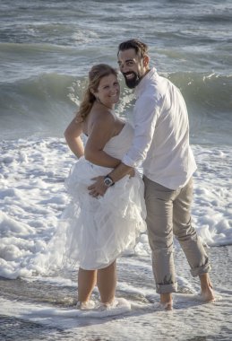 Düğün günü deniz ve ormanın içinde