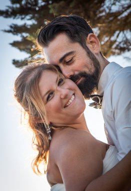 Düğün günü deniz ve ormanın içinde