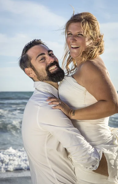 Bröllopsdag på havet och i skogen — Stockfoto