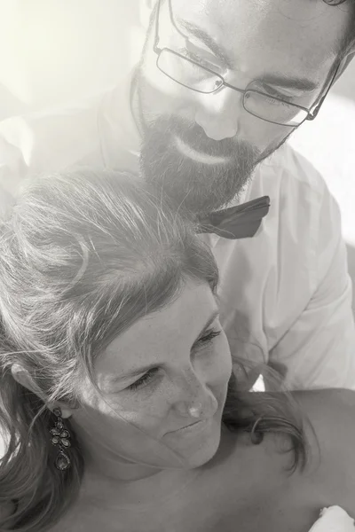 Día de la boda en el mar y en el bosque — Foto de Stock