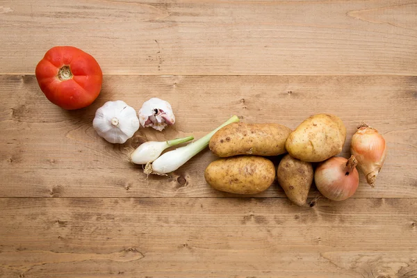 Sayuran segar di papan kayu — Stok Foto