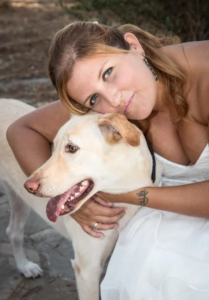 Wedding day at sea and in the forest — Stock Photo, Image