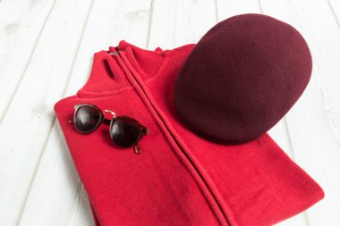 Erkekler için çeşitli giysi ve aksesuar seti