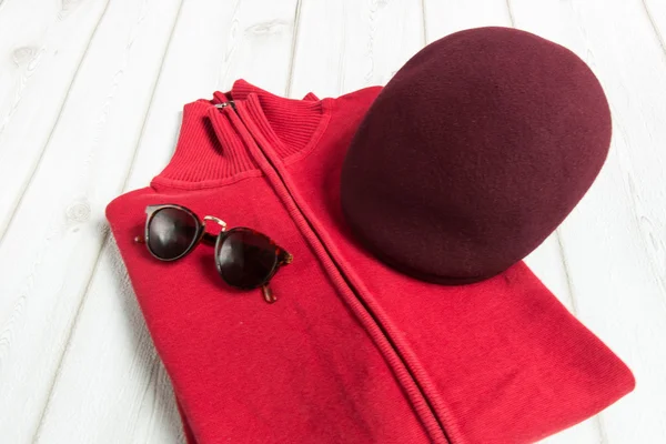 Erkekler için çeşitli giysi ve aksesuar seti