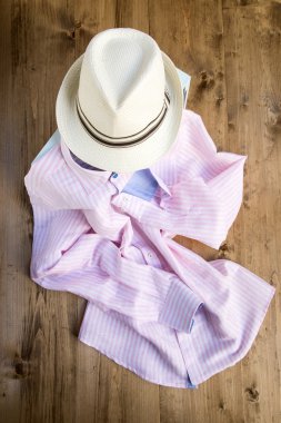 Erkekler için çeşitli giysi ve aksesuar seti