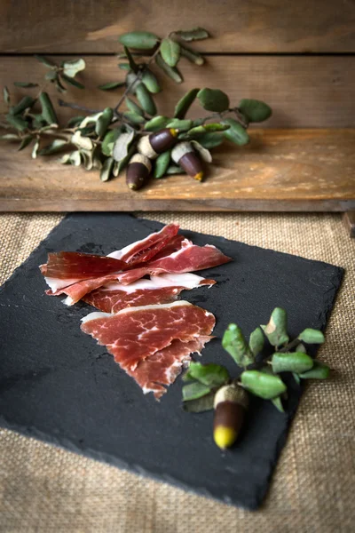 ham ahşap tahta üzerinde