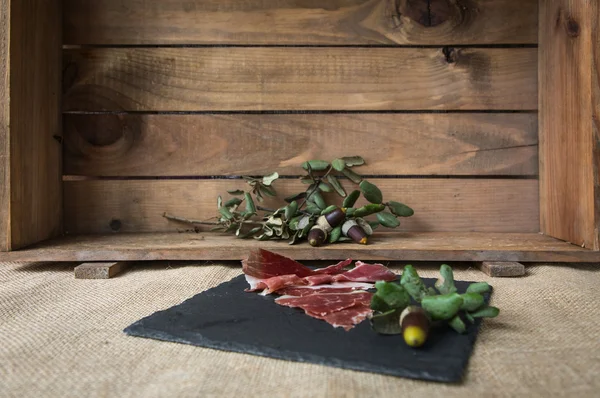 Prosciutto su tavola di legno — Foto Stock