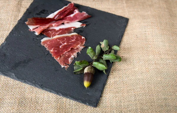 Prosciutto su tavola di legno — Foto Stock