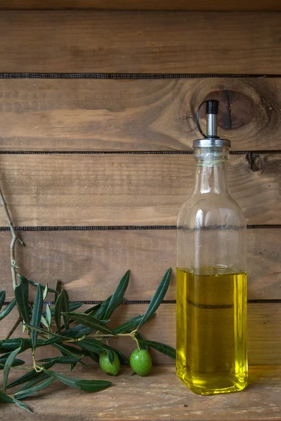 Olives and bottle of oil, food with wood background — Stock Photo, Image