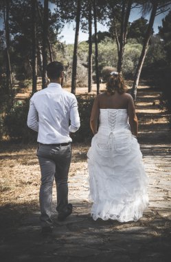 Düğün günü deniz ve ormanın içinde