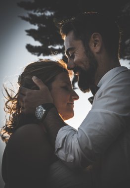 Düğün günü deniz ve ormanın içinde