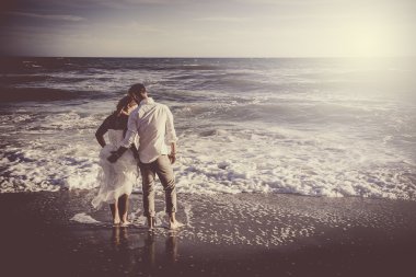 Düğün günü deniz ve ormanın içinde