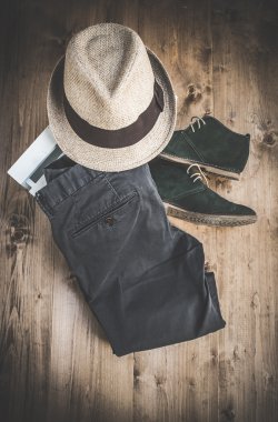 Erkekler için çeşitli giysi ve aksesuar seti