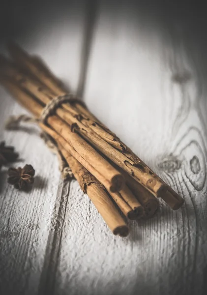 Palitos de canela atados con una cuerda con anís estrellado — Foto de Stock