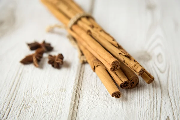 Palitos de canela atados con una cuerda con anís estrellado — Foto de Stock