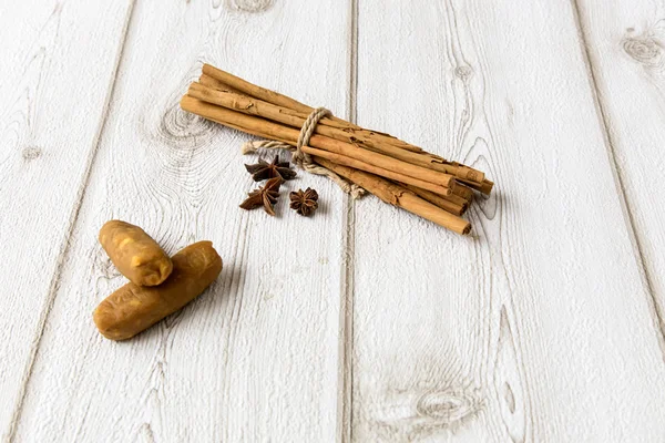 Palitos de canela atados con una cuerda con anís estrellado — Foto de Stock