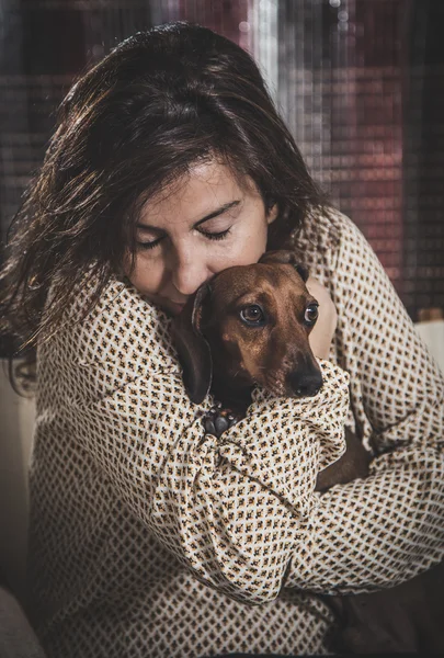 Привлекательная женщина играет с собакой — стоковое фото